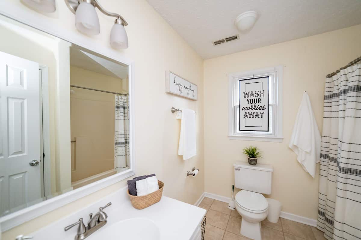 Upstairs hall bath w/ shower/tub combo.