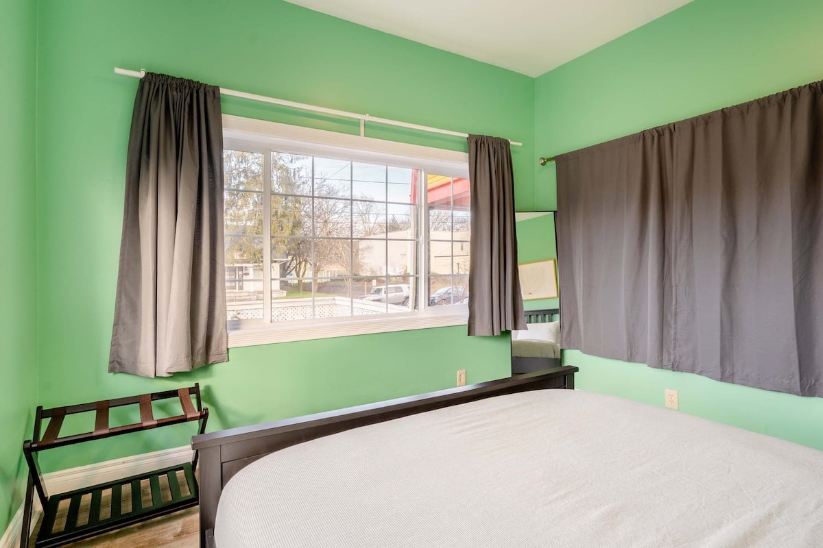 Remodeled 2BR - Walk to Coffee, Bars & More image 22