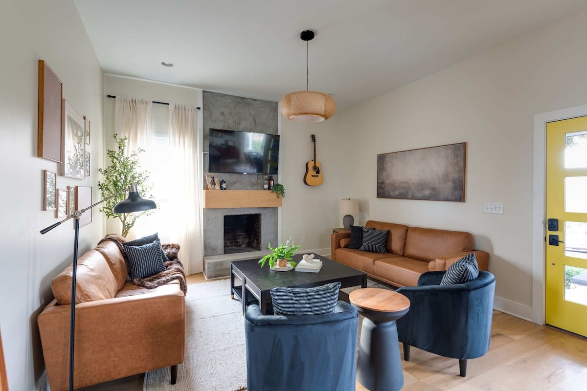 Cozy and Inviting Living Room with Plush Seating
