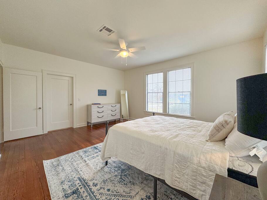 Cozy Bungalow on Washington – Private Office image 21