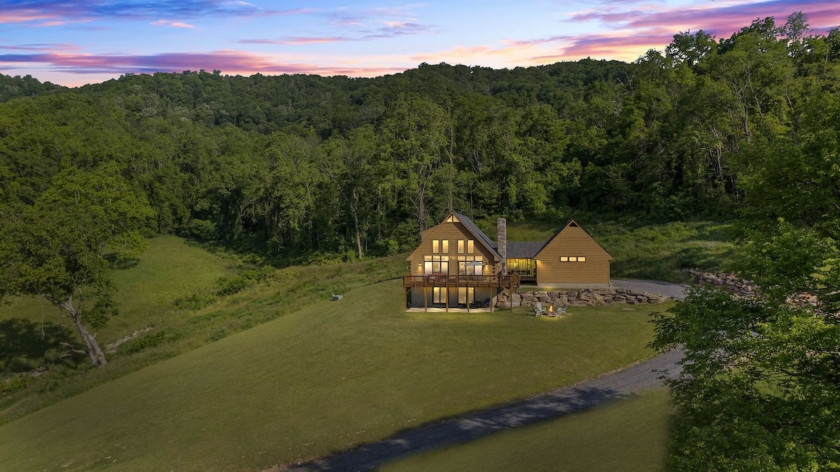 Escape to a serene hilltop cabin in Hot Springs in Hot Springs, VA
