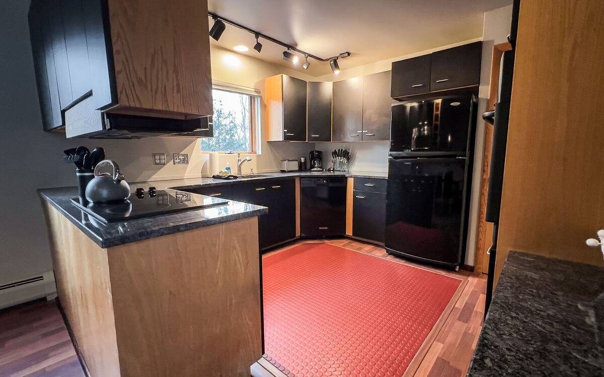 Kitchen - basics for cooking and baking provided (not food).