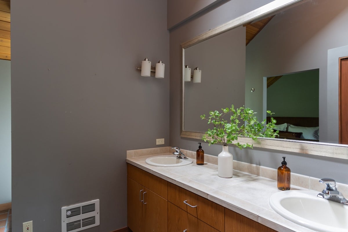 Bedroom 6's ensuite.