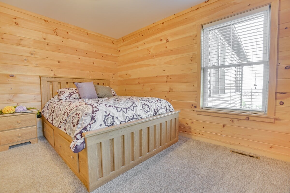 Bedroom 5- Queen Bed