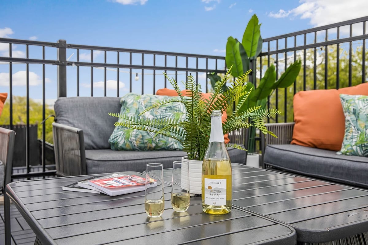 Spacious Rooftop Perfect for Gatherings and Relaxation
