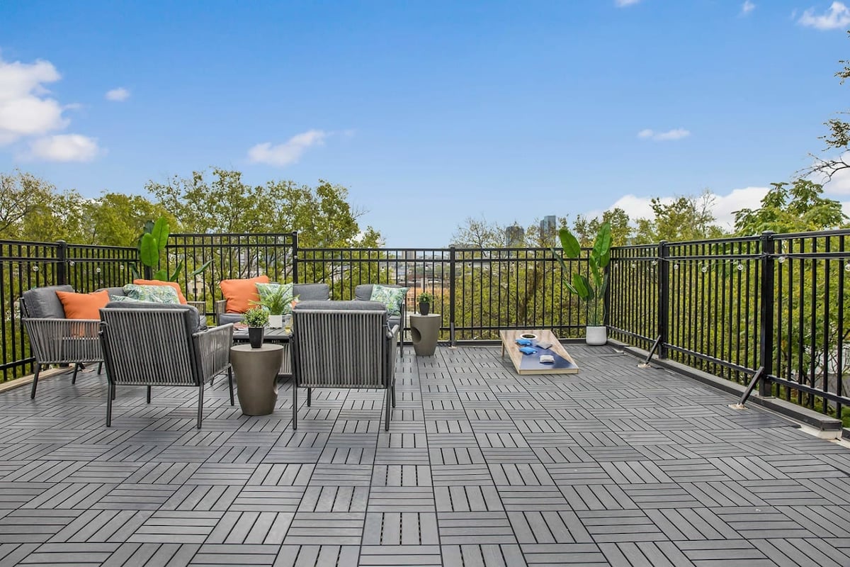 Spacious Rooftop Perfect for Gatherings and Relaxation
