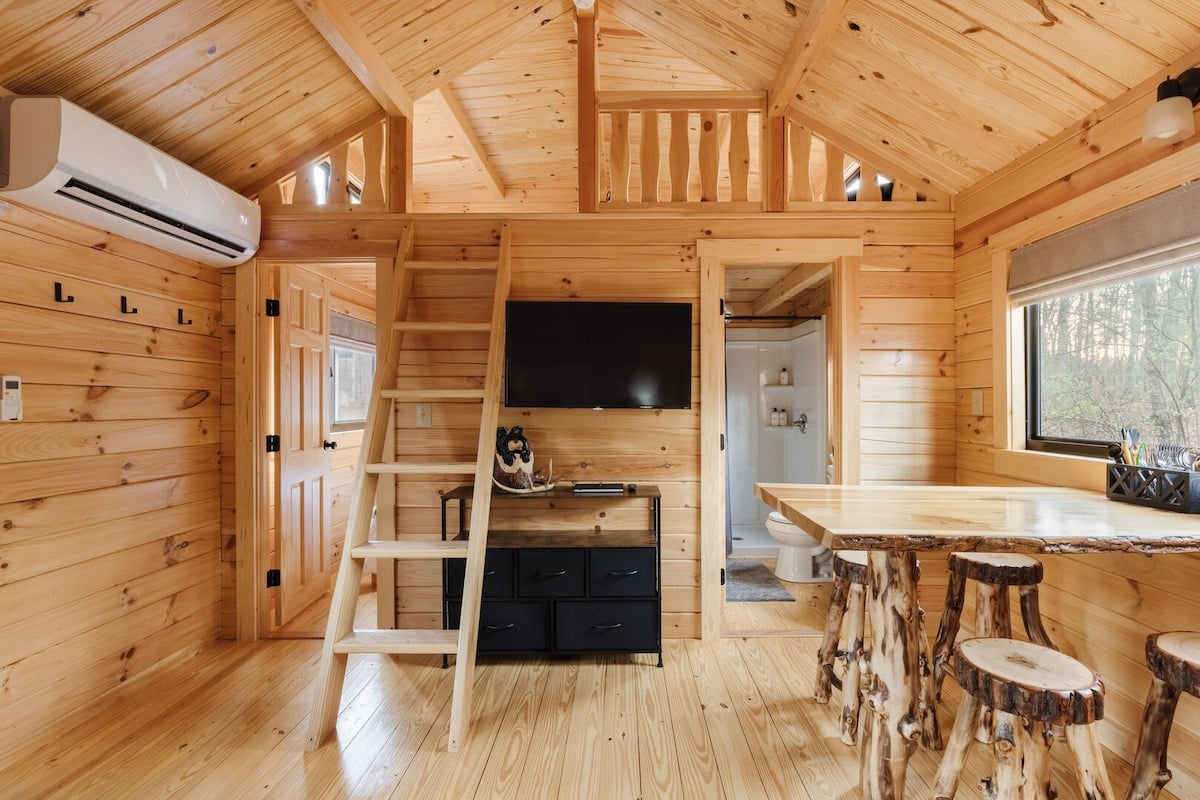 The cabin is equipped with a Smart TV!