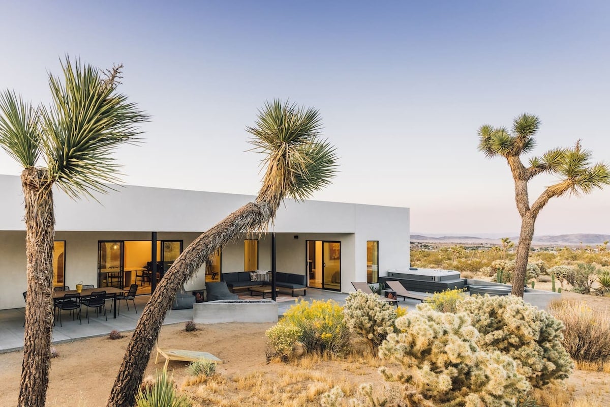 Desert Bloom · New Modern Home, Hot Tub, Soak Pool image 11