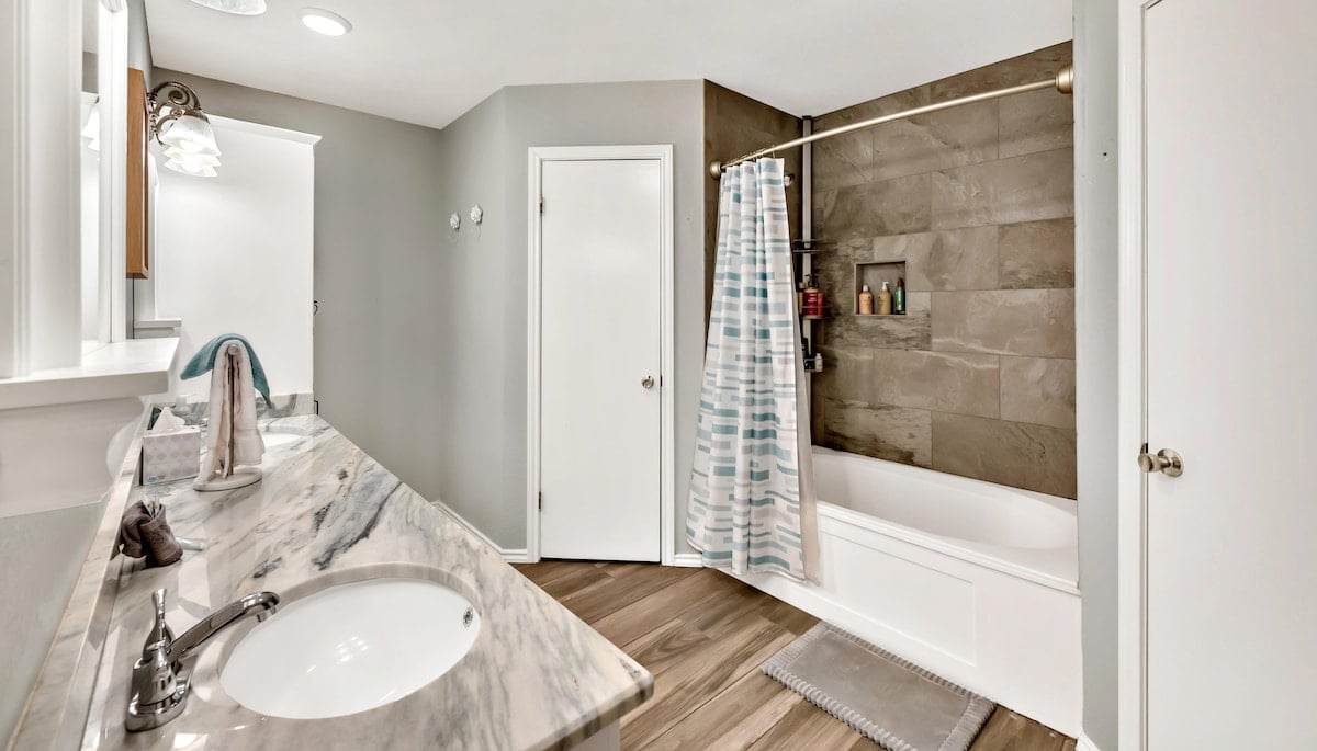 New! Cozy Retreat Located 15 minutes to Waco image 5