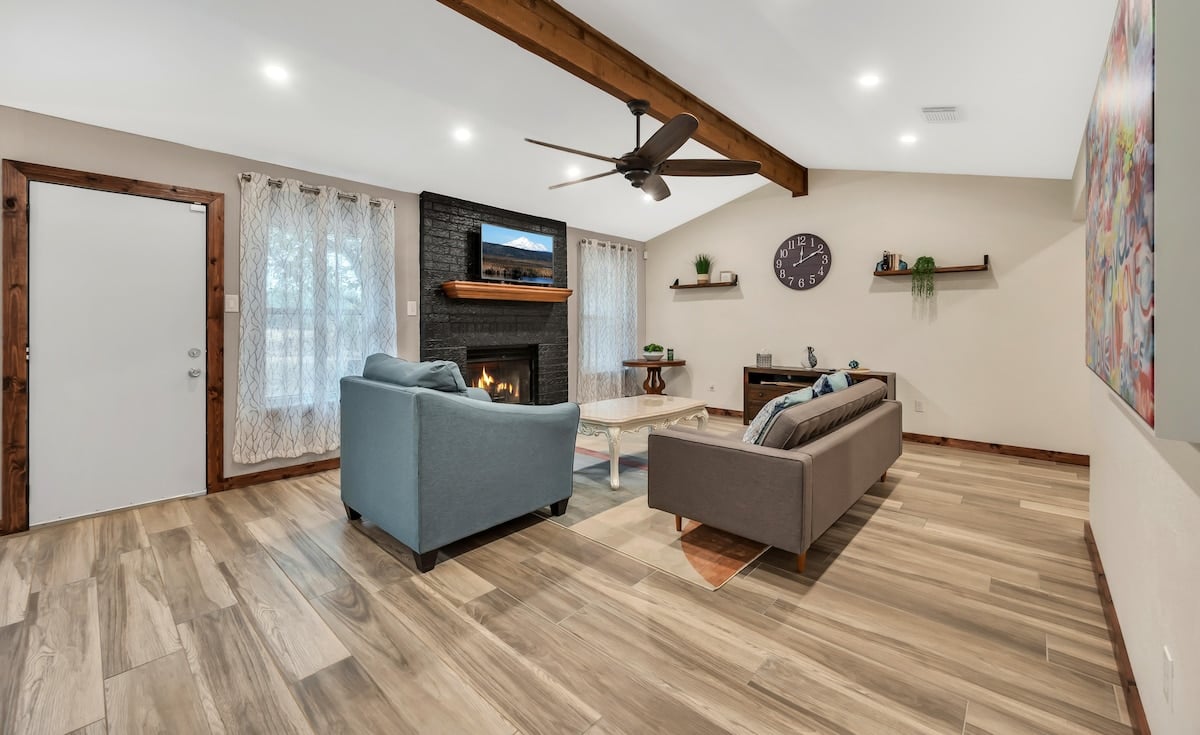 New! Cozy Retreat Located 15 minutes to Waco image 6