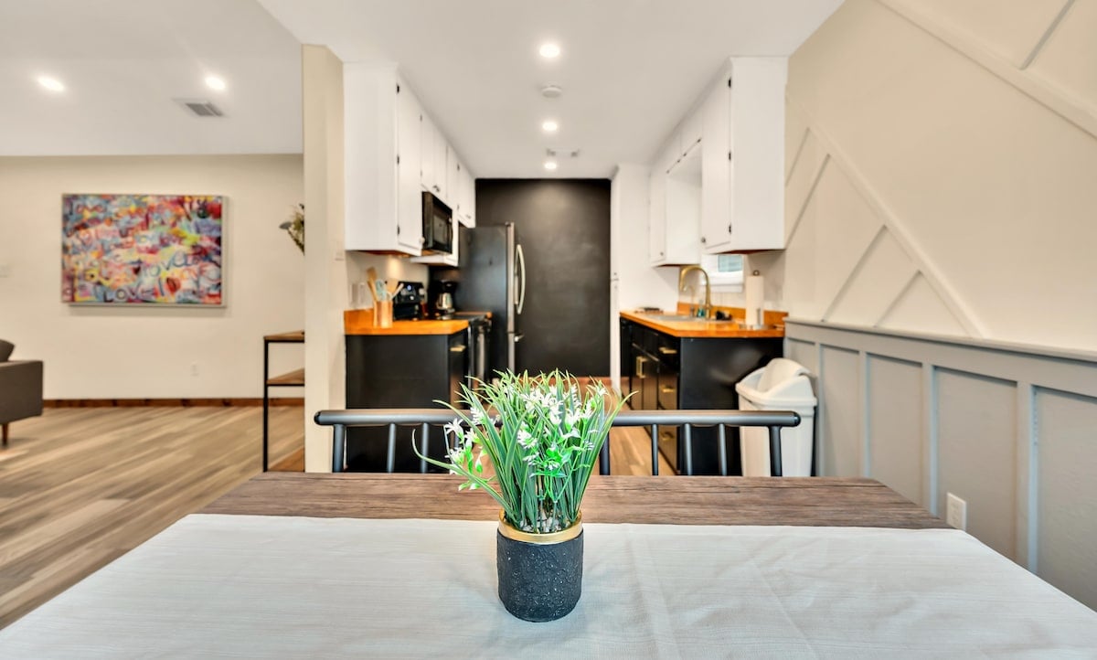 New! Cozy Retreat Located 15 minutes to Waco image 11