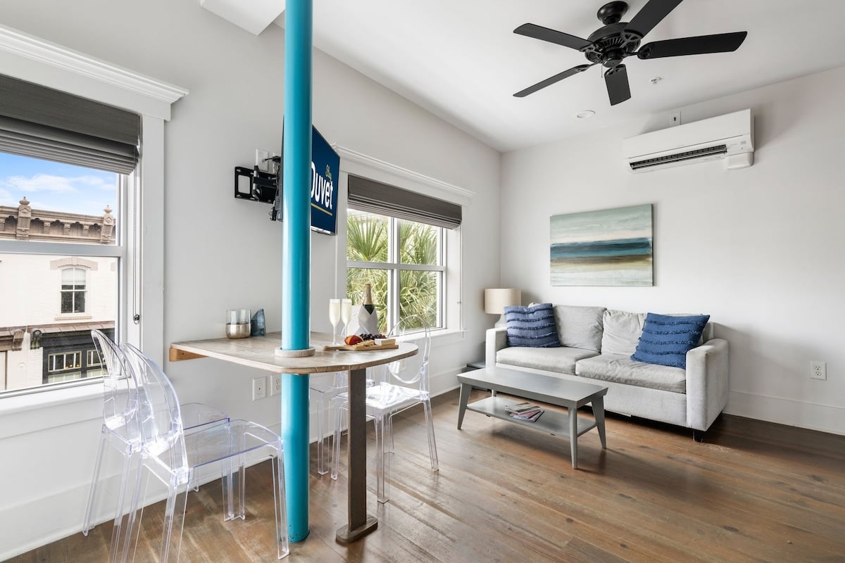 Living Room with Pull Out Sofa and Dining Table for 4