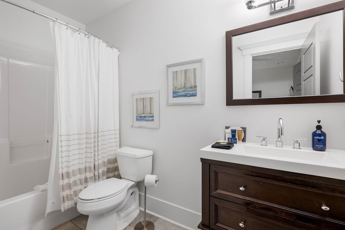 Private Ensuite Bathroom with Shower/Tub Combo