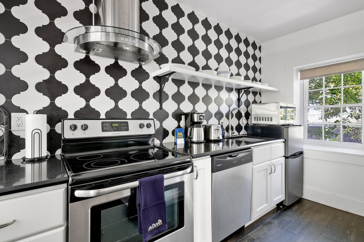 Fully Stocked Kitchen w/ Stainless Steel Appliances
