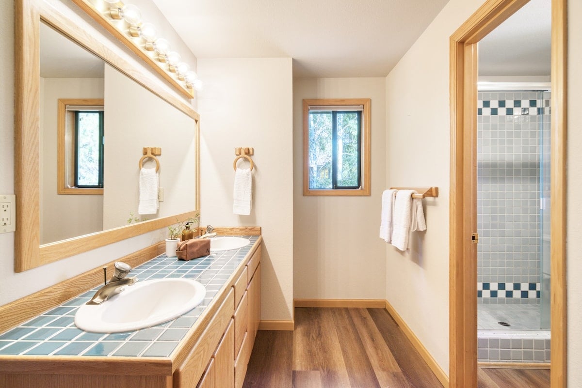 Primary bedroom's ensuite.
