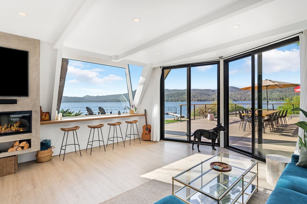 Showcasing stunning, sweeping views from the living room, Loro's Lookout offers an unrivaled A-Frame experience unlike any other.