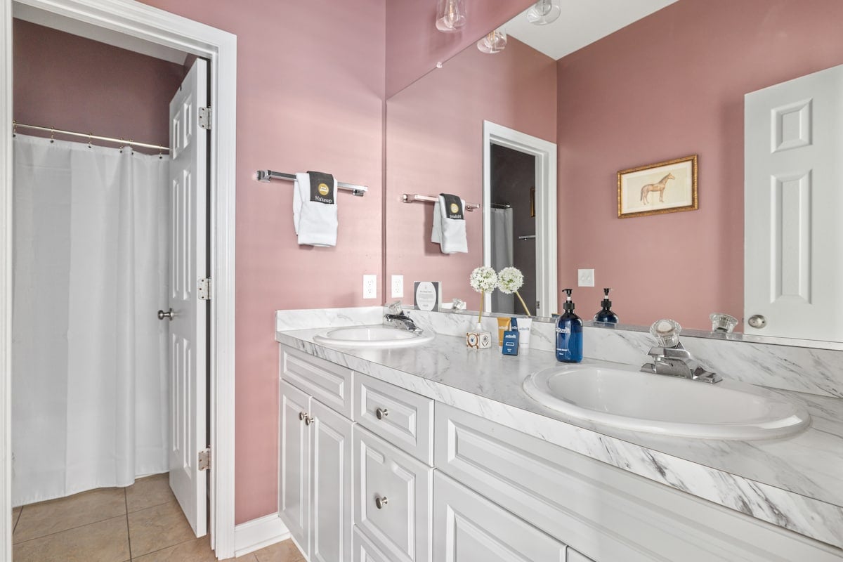 Dream Catcher Suite A | Cozy 3 Bedroom image 37