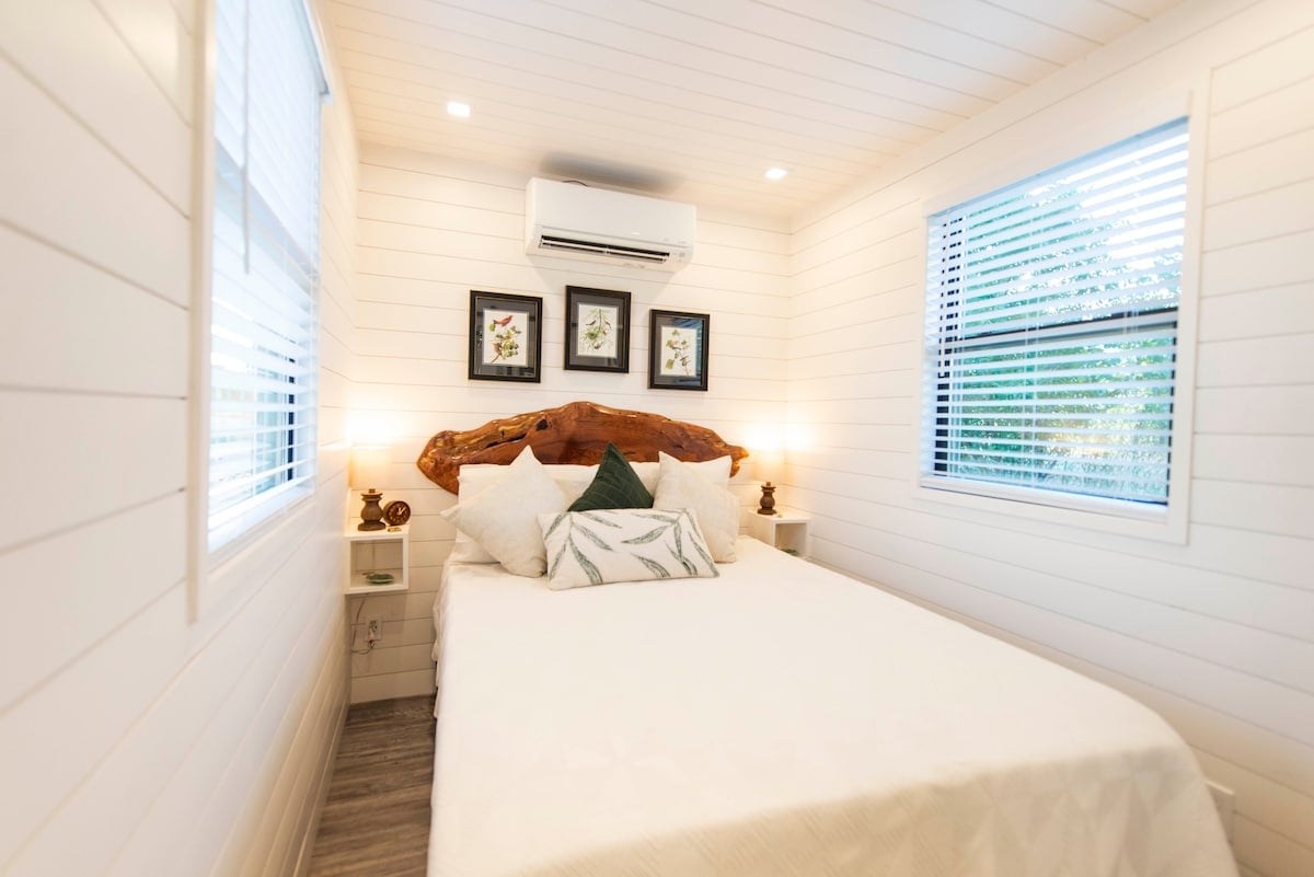 Bedroom with Queen