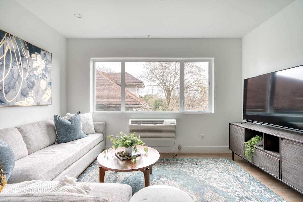 Luxury 4BR - Sleeps 8 - Near Food & Culture image 1