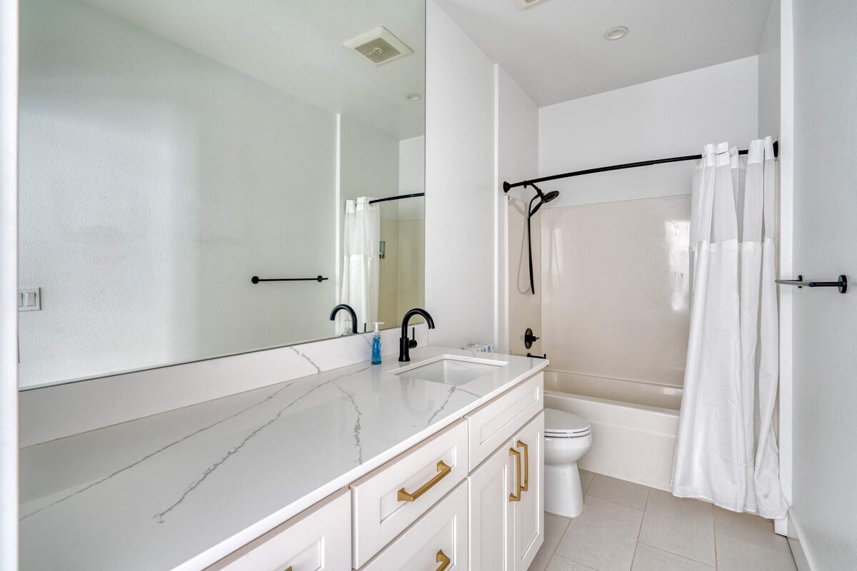 Luxury 4BR - Sleeps 8 - Near Food & Culture image 31