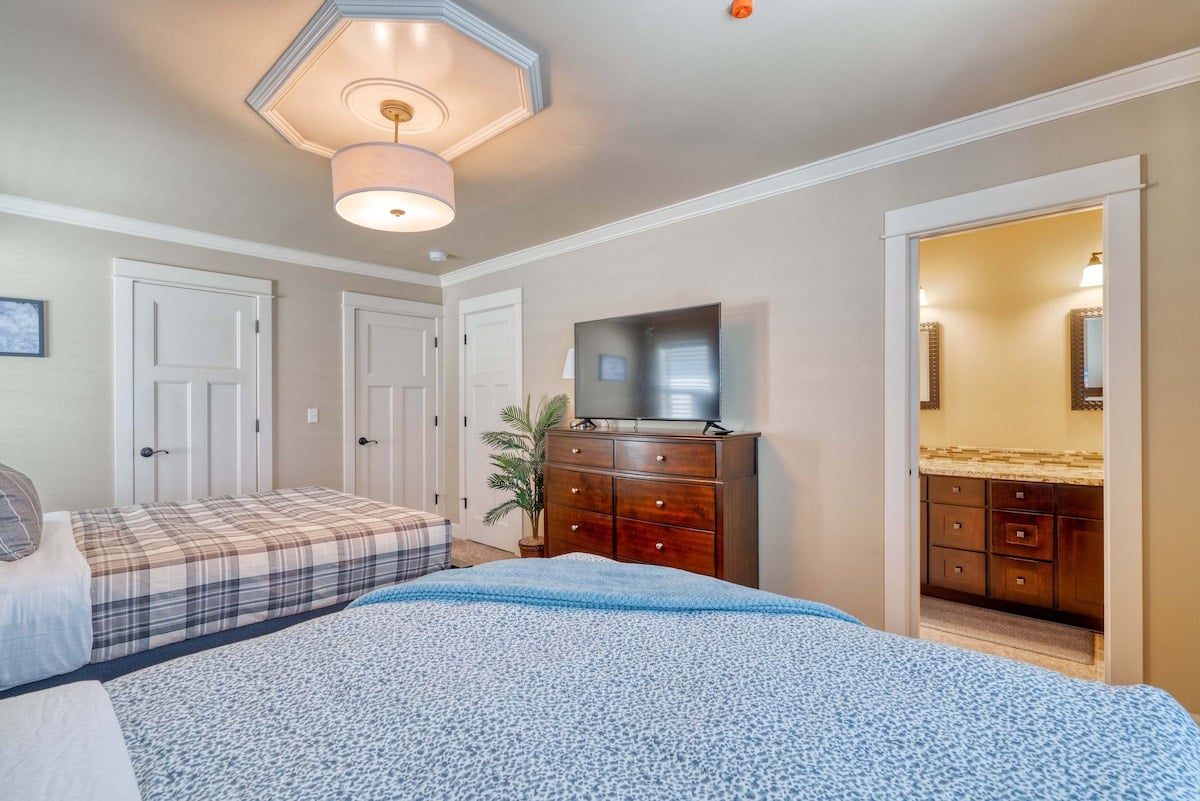 Luxury Home • Great Location • 4BR • Sleeps 12 image 24