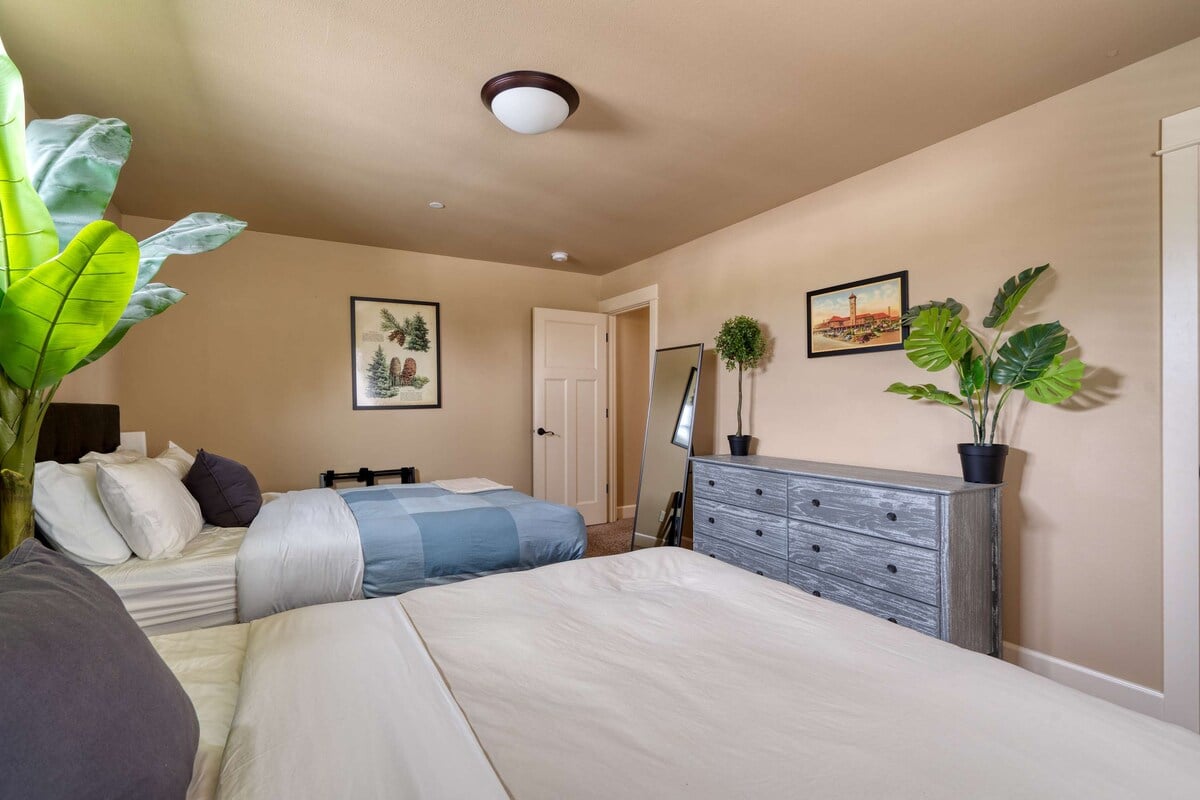 Luxury Home • Great Location • 4BR • Sleeps 12 image 34