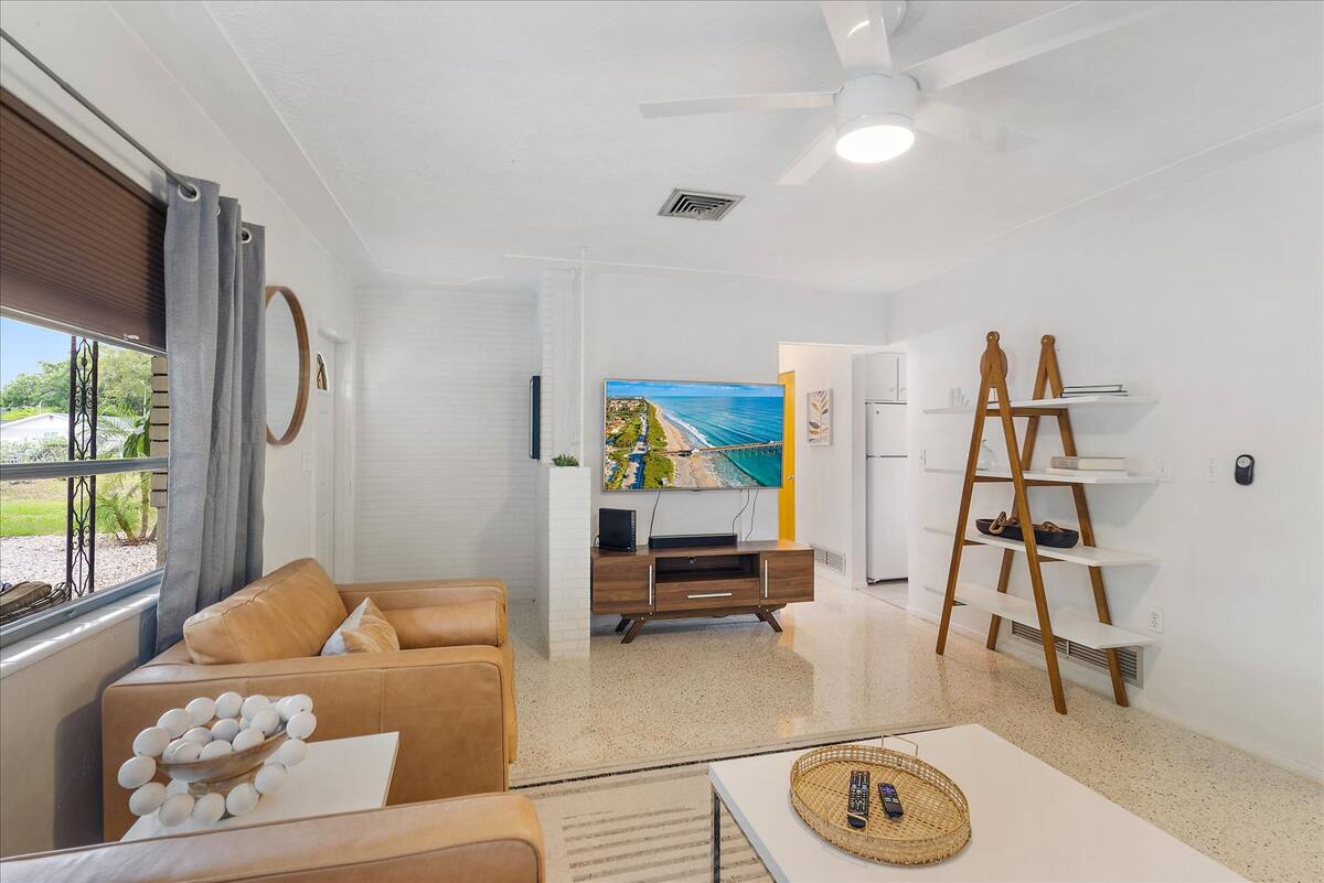 Enter into the cutest living room as soon as you step into the home.