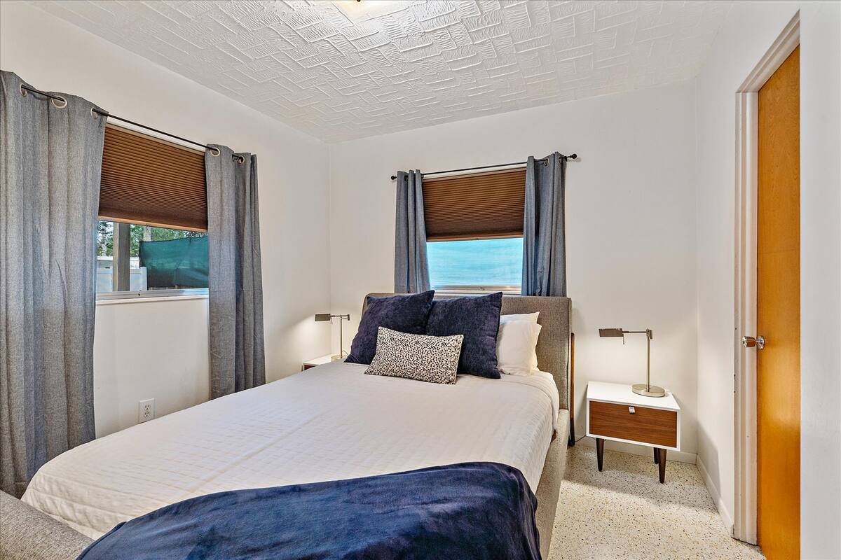 Bedroom 1 - Queen Bed