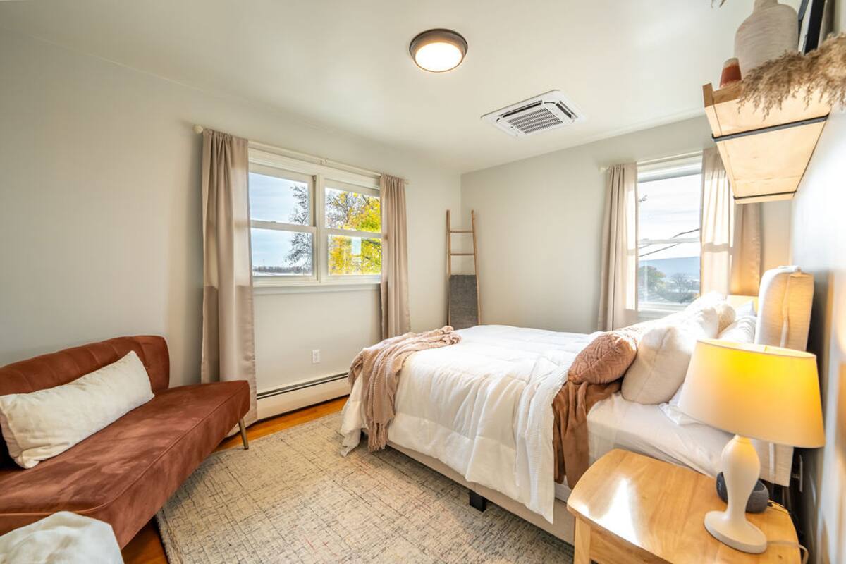 Bedroom 2 - Queen Bed - 2nd Floor