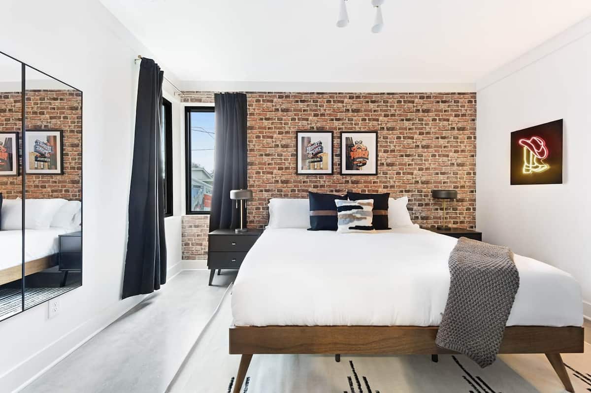 Cozy and Inviting Bedroom with Modern Design
