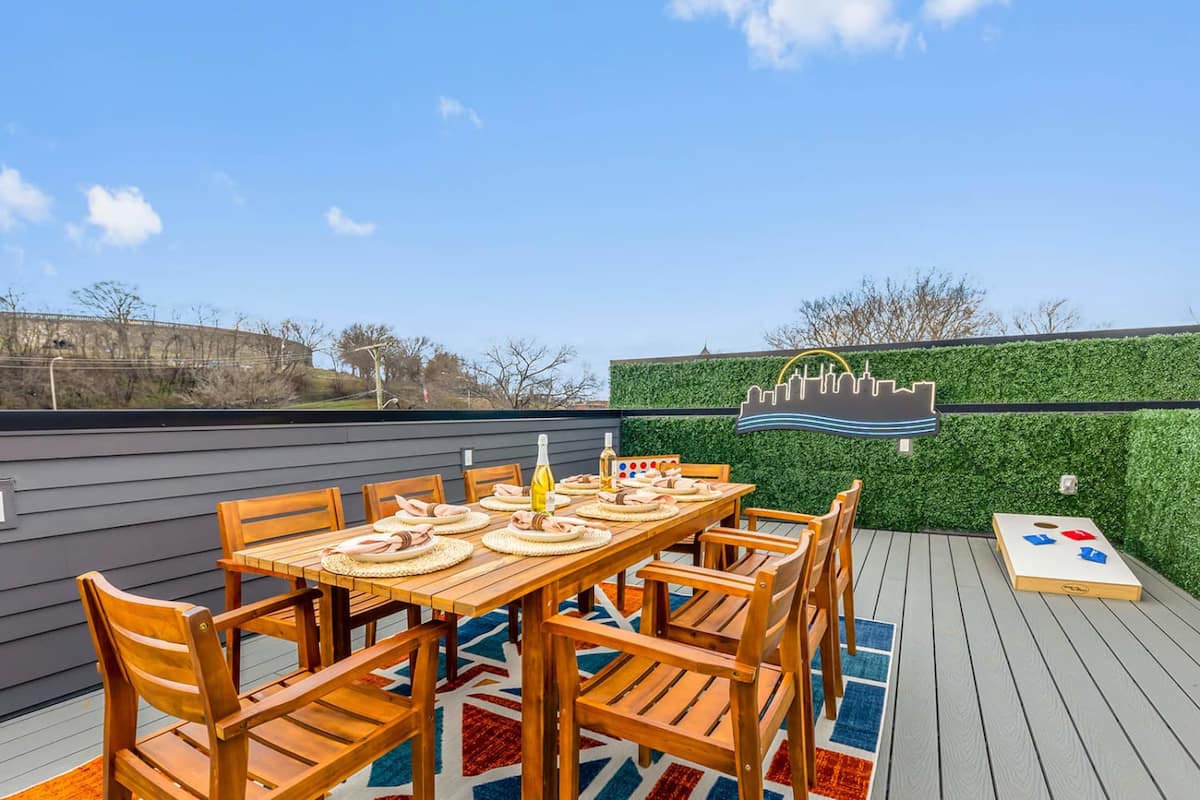 Rooftop Dining Area with Views and Ample Space
