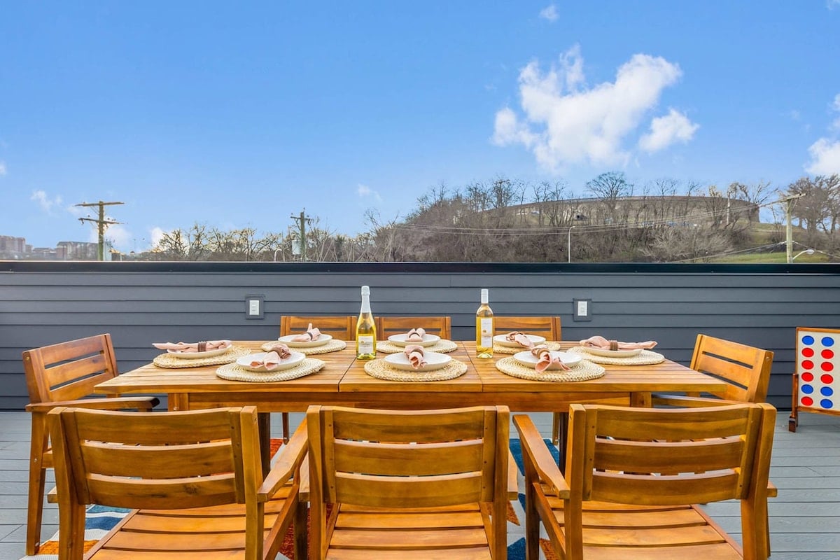 Rooftop Dining Area with Views and Ample Space
