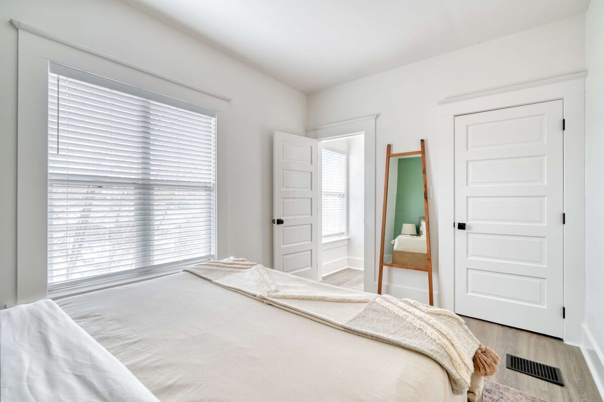 3BR • Sleeps 8 • Perfect for Groups • Renovated image 16