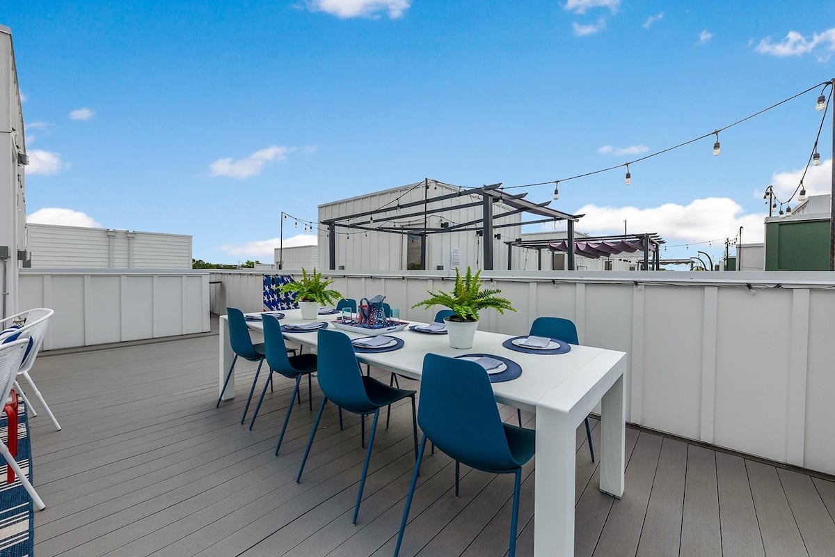 Relaxing Rooftop Lounge with BBQ Grill and Dining Area