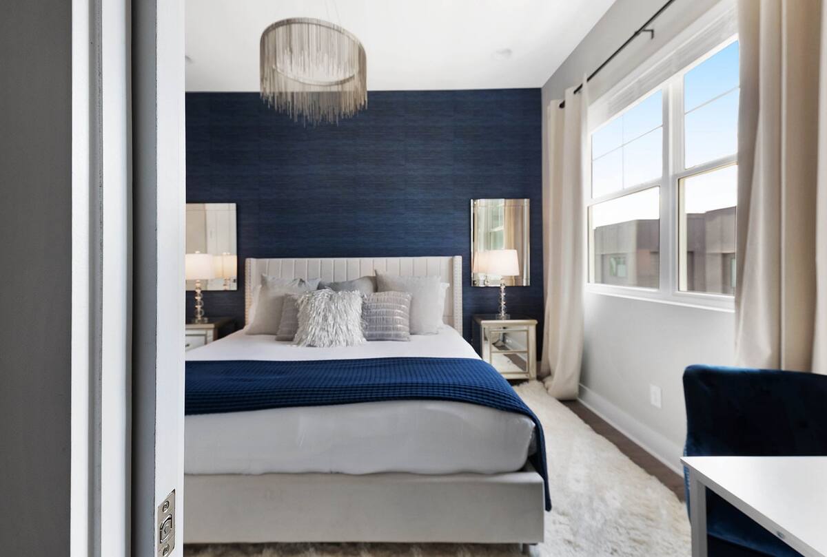 Elegant and Relaxing Bedroom with Plush Bedding
