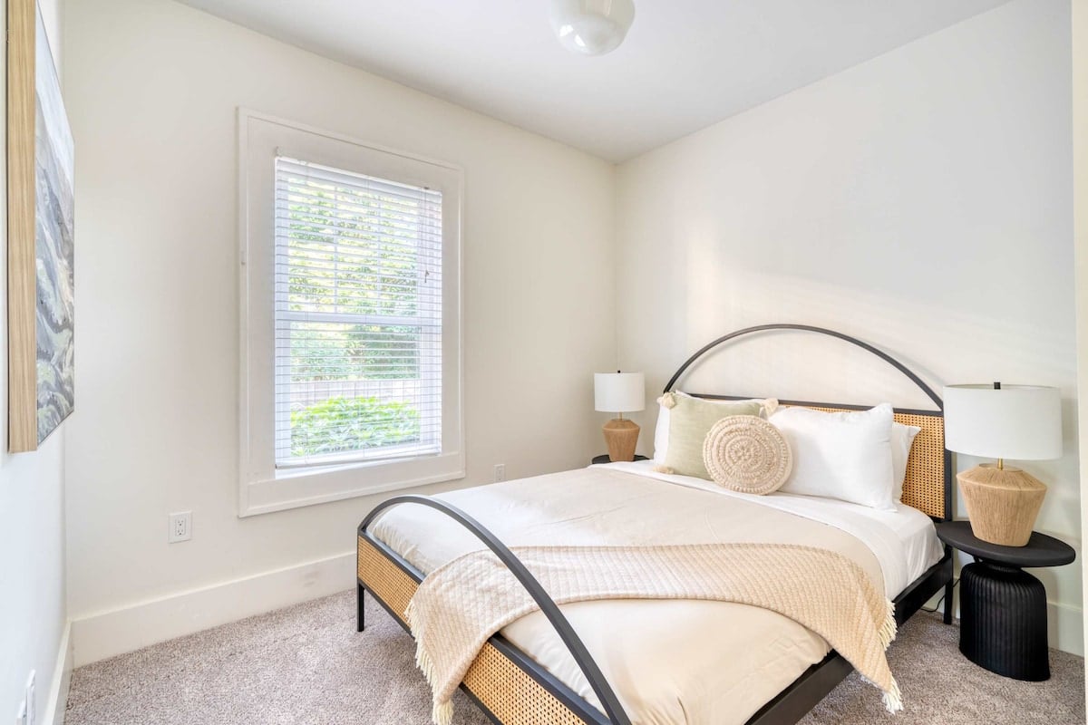 Spanish Revival Apartment | Prime Location image 10
