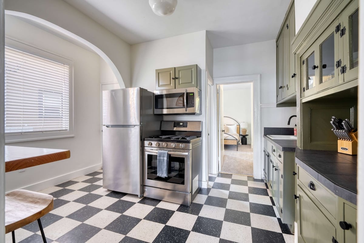 Spanish Revival Apartment | Prime Location image 15
