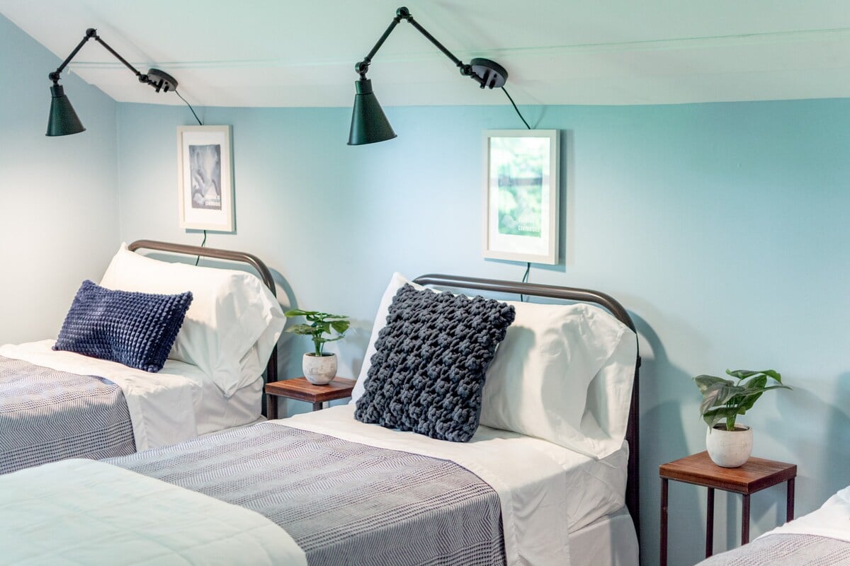 "Ivy’s cottage is a great retreat for families. It’s in an ideal location for getting around to many of the area attractions, including Busch Gardens and many great local parks; had plenty of space for our larger family; and was nicely decorated. The hosts responded quickly when we needed anything and were very friendly. This trip was the highlight of our summer!" -recent guest
