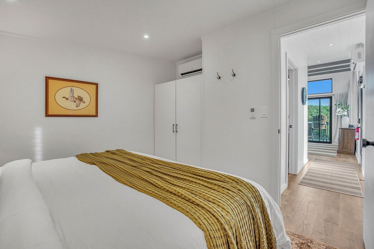 Bedroom 1 - King bed