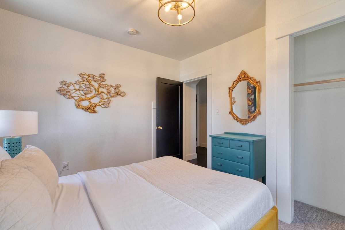 Glamourous Old Hollywood Apartment - 92 WalkScore image 10