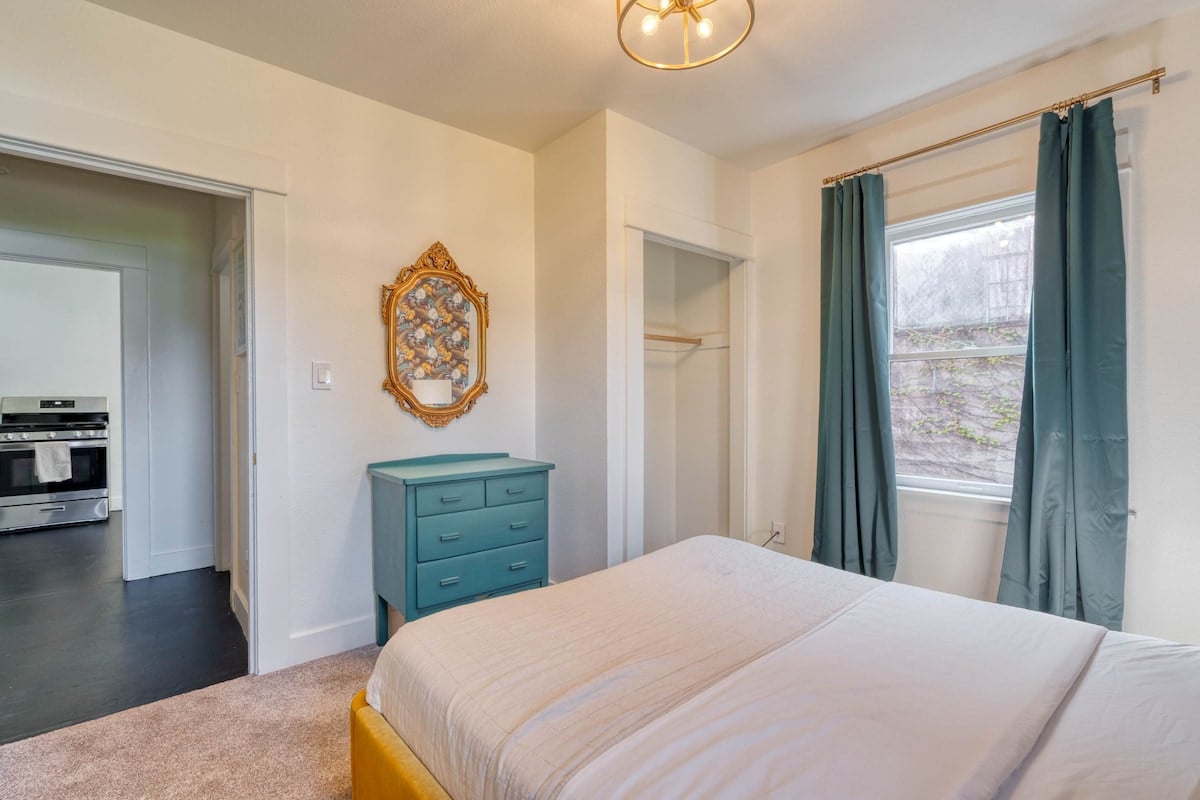 Glamourous Old Hollywood Apartment - 92 WalkScore image 11