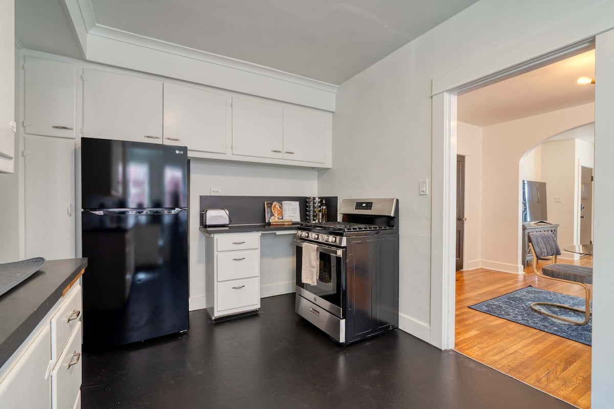 Glamourous Old Hollywood Apartment - 92 WalkScore image 12