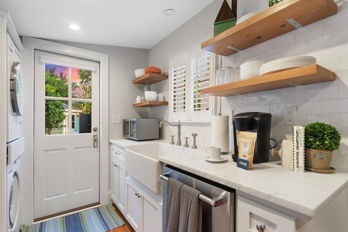 Fully Equipped Kitchen with Access to Back