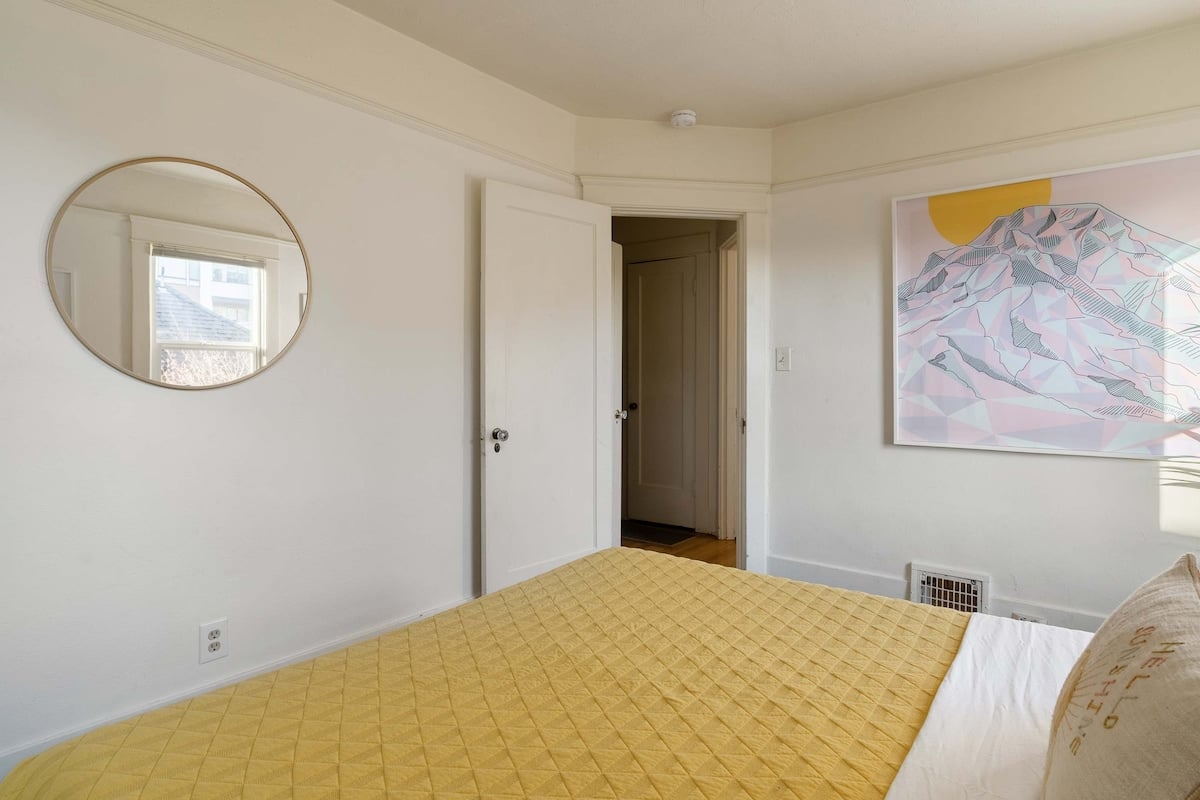Mid-Century Charm - Prime SE Location - 2BR image 9