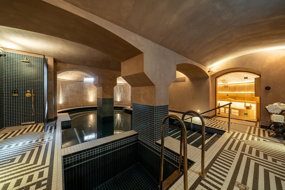 Where aristocratic grandeur softens into garden-wrapped stillness at Tura in Tura, Hungary