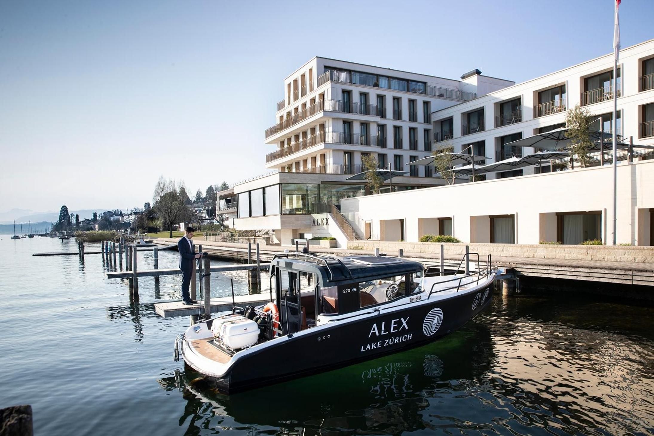 Where Lake Zürich becomes your living room in Thalwil, Zürich