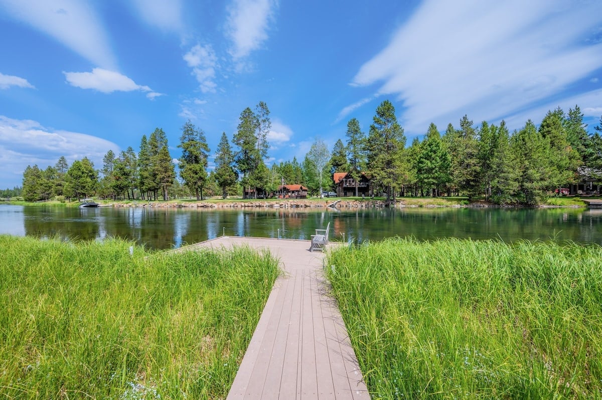 Elegant riverside retreat in Bend, Oregon in Bend, OR