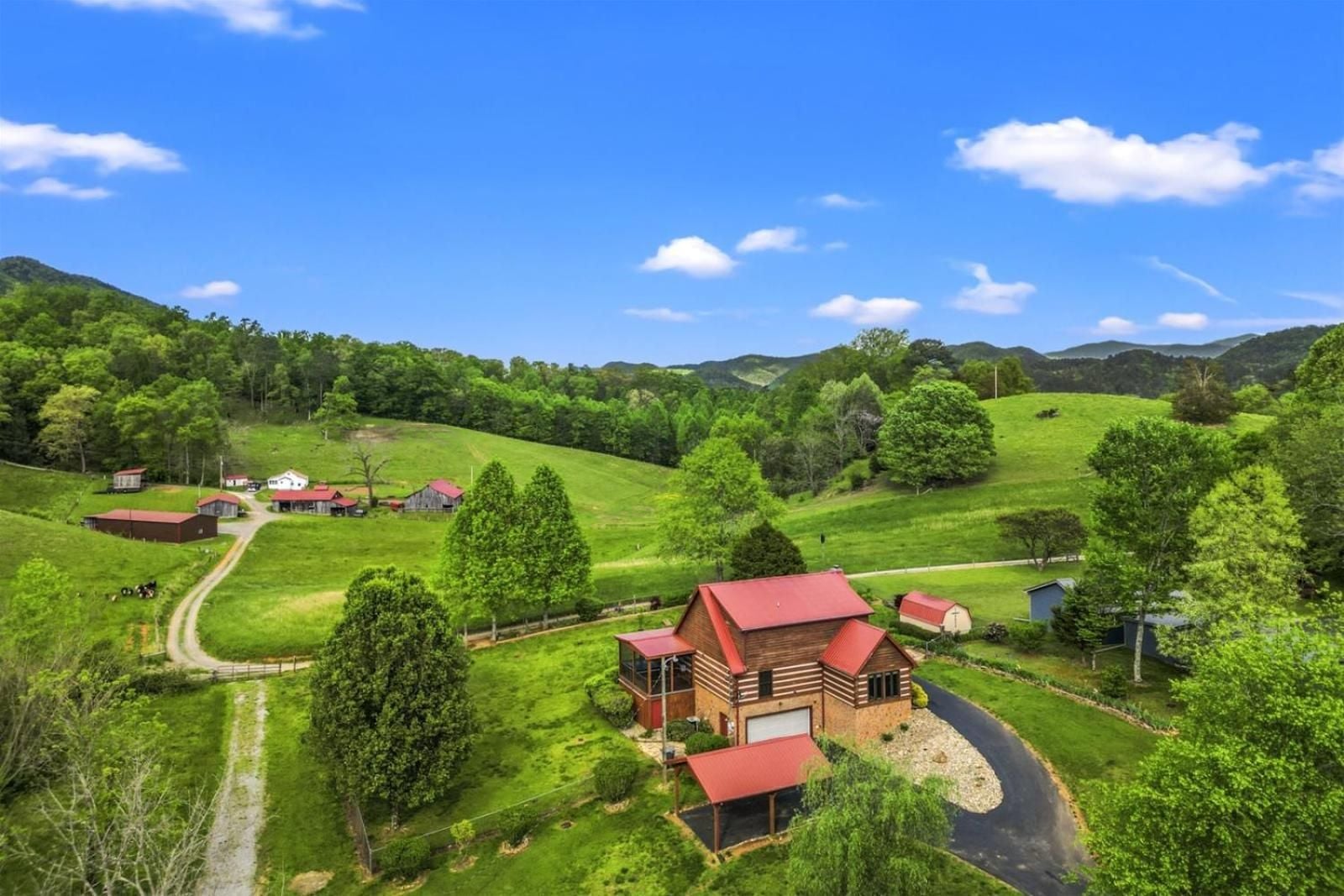 Luxury retreat in the heart of Walland in Walland, TN