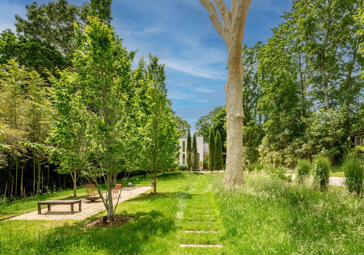 Light-filled Sag Harbor village gem image 29