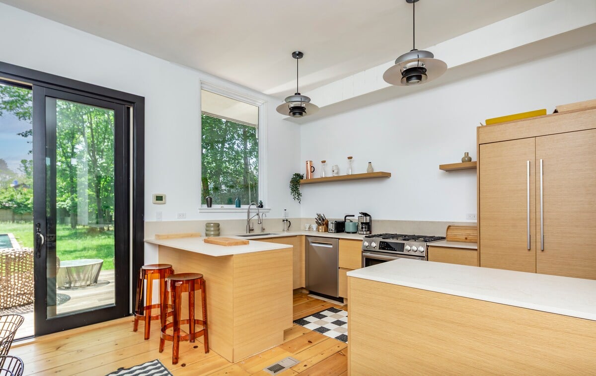 Light-filled Sag Harbor village gem image 34